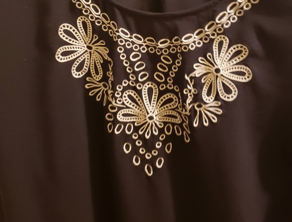 ❤️SOLD!❤️Beautiful scroll design blouse - Picture 3 of 5